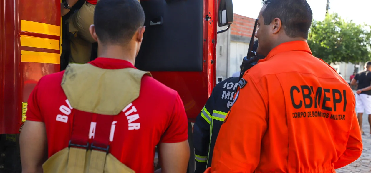 Bombeiros estiveram no endereço do jovem para controlar o fogo no imóvel