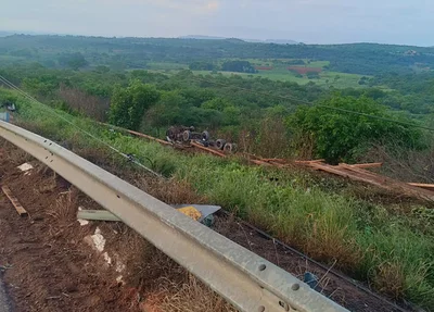 Caminhão tombou na BR 316 em Picos