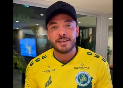 Cantor Wesley Safadão veste camisa do Atlético Piauiense e diz ser contratado pelo clube