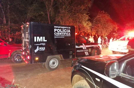 Carro do IML no local onde o corpo da vítima foi encontrado