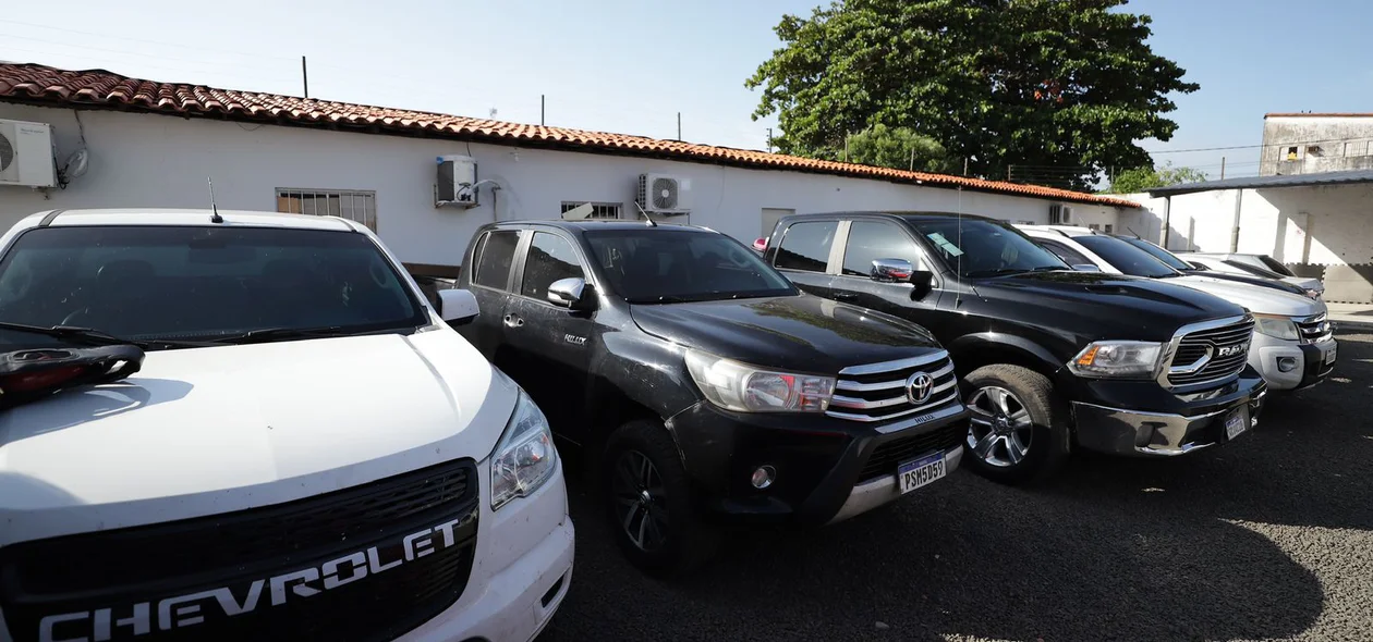 Carros de luxo apreendidos na operação