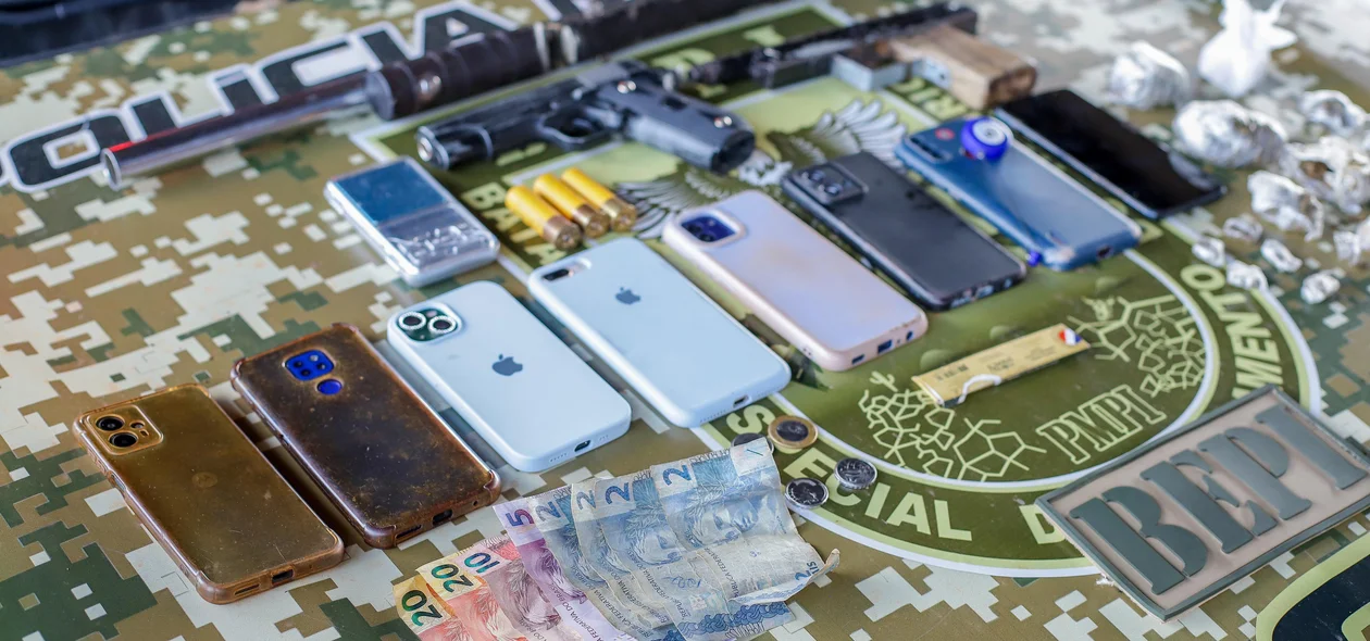 Celulares, drogas, armas e munições foram apreendidas