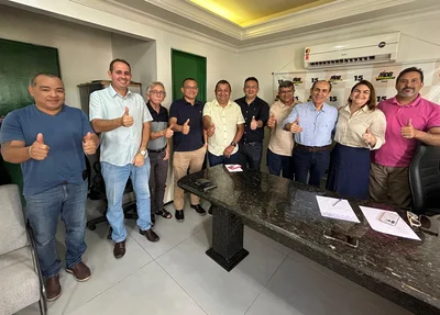 Comissão de suplentes de vereador de Teresina durante visita ao senador Marcelo Castro (MDB), na manhã desta segunda-feira (27)
