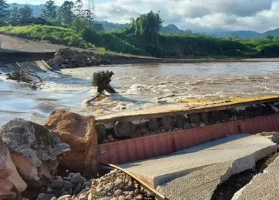 Correnteza de rio arrasta ponte  de cidade no Rio Grande do Sul