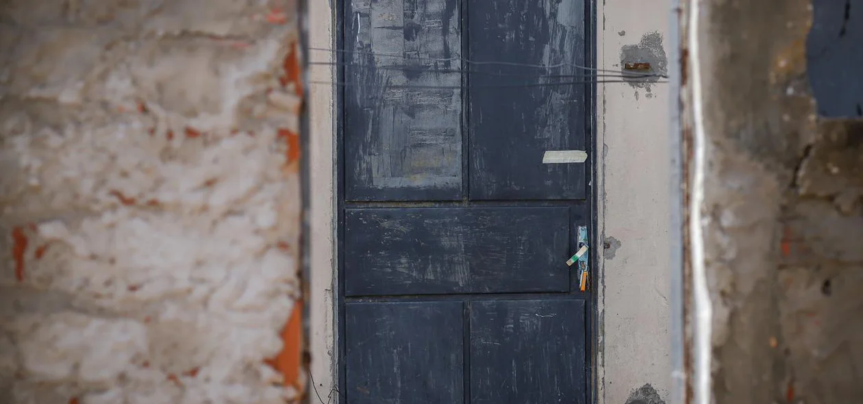 Criminosos invadiram residência da vítima