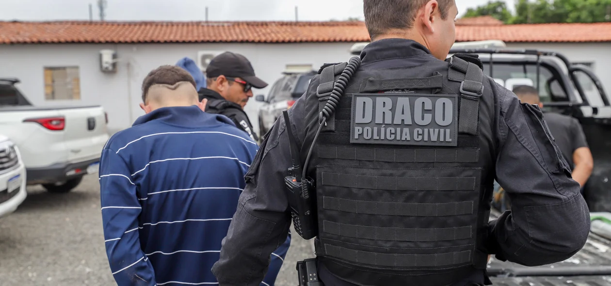 Delegado Charles condizindo um dos presos durante operação