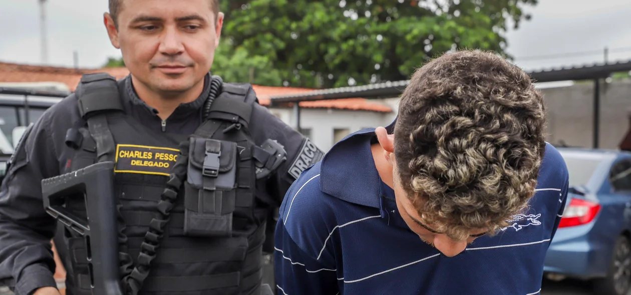 Delegado Charles conduzindo um dos alvos da operação