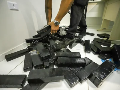 Diversos tabletes de droga foram encontrados com o casal