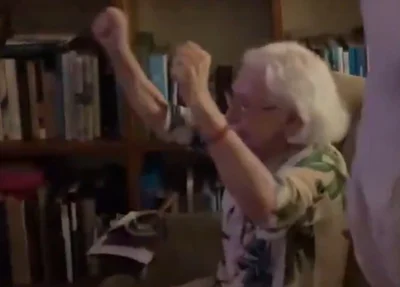Fernanda Montenegro comemorando a vitória da filha