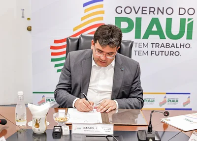 Governador Rafael Fonteles assinando contrato