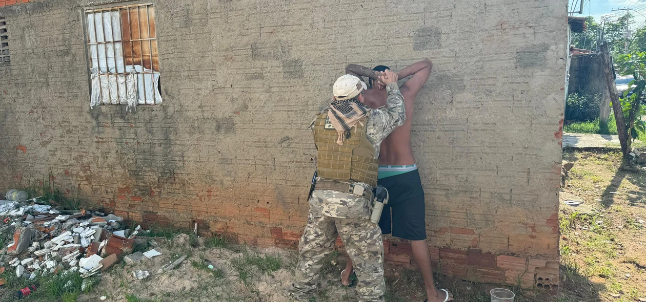 Indivíduo é abordado durante operação