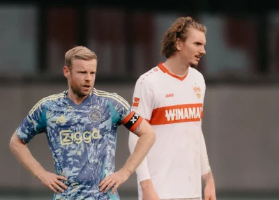 Jogador do Ajax é expulso, mas permanece em campo