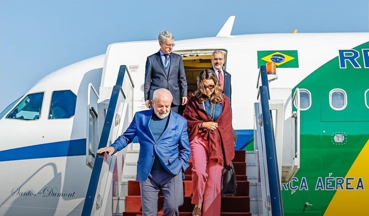 Lula e Janja saindo do avião presidencial