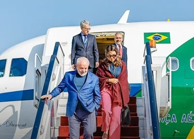 Lula e Janja saindo do avião presidencial