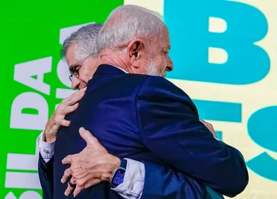 Lula e Sidônio se abraçam em solenidade
