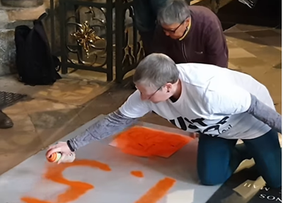 Militantes do clima vandalizam túmulo de Darwin em Londres