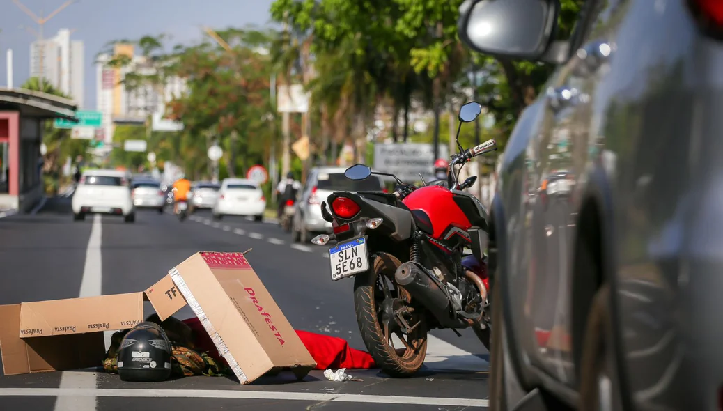 Motociclista aguardando socorro