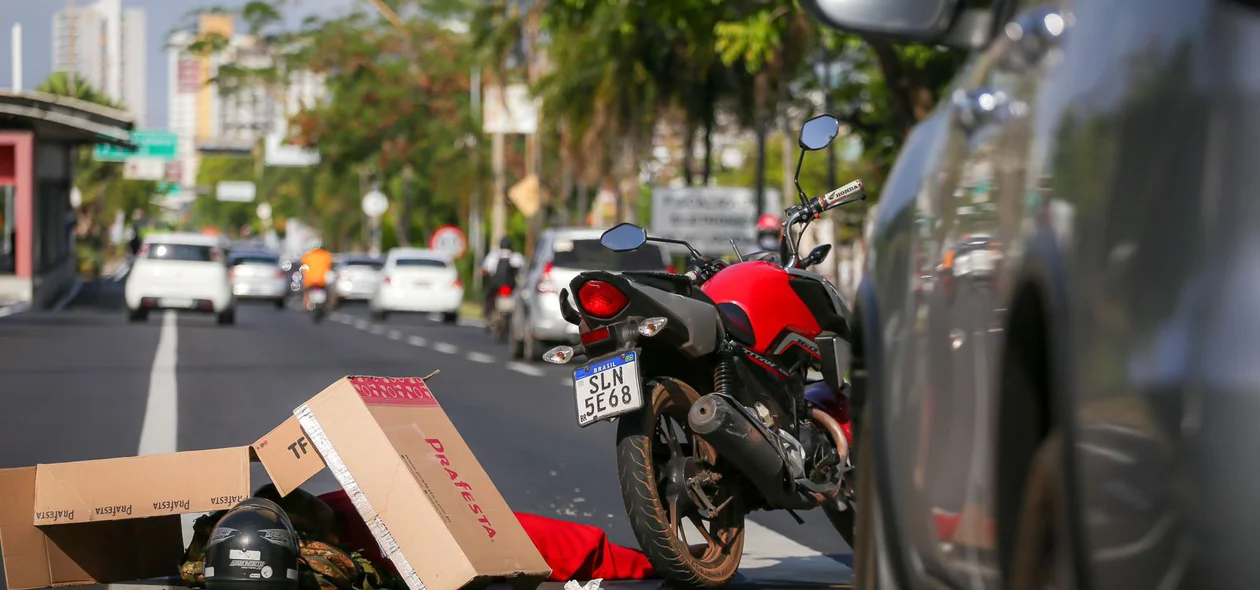 Motociclista aguardando socorro