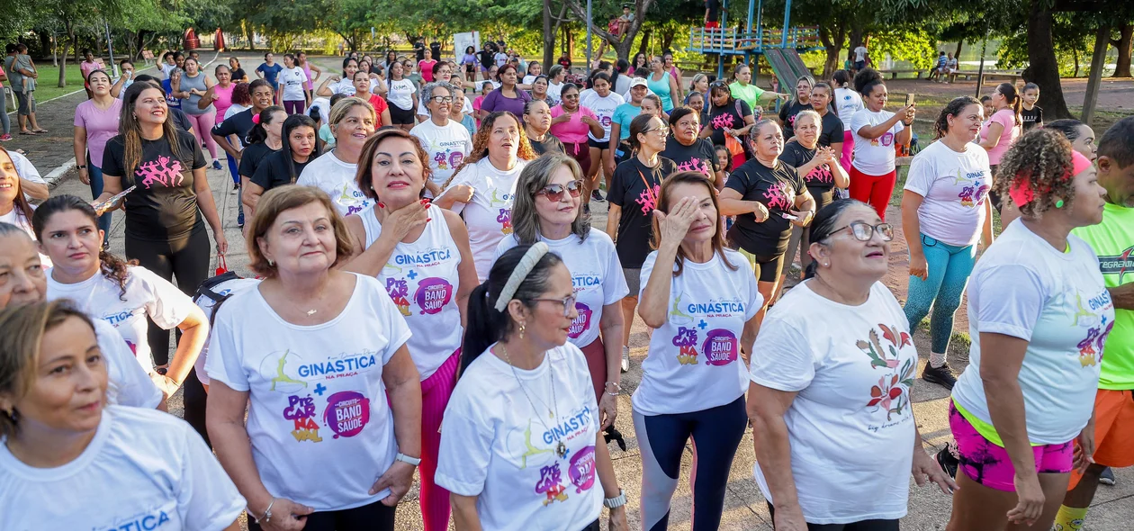 Mulheres se exercitando no evento