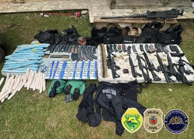 No local da operação, foram apreendidos sete fuzis e uma arma calibre .50
