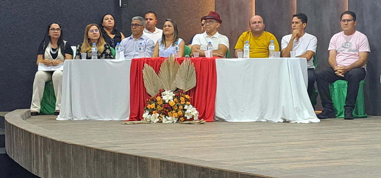O encontro foi realizado no Cineteatro