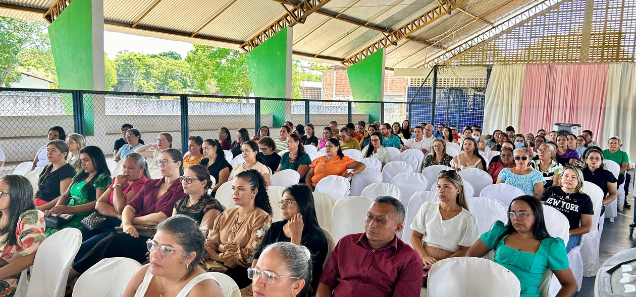 O evento está sendo realizado na Creche Vovô José Luís Pereira