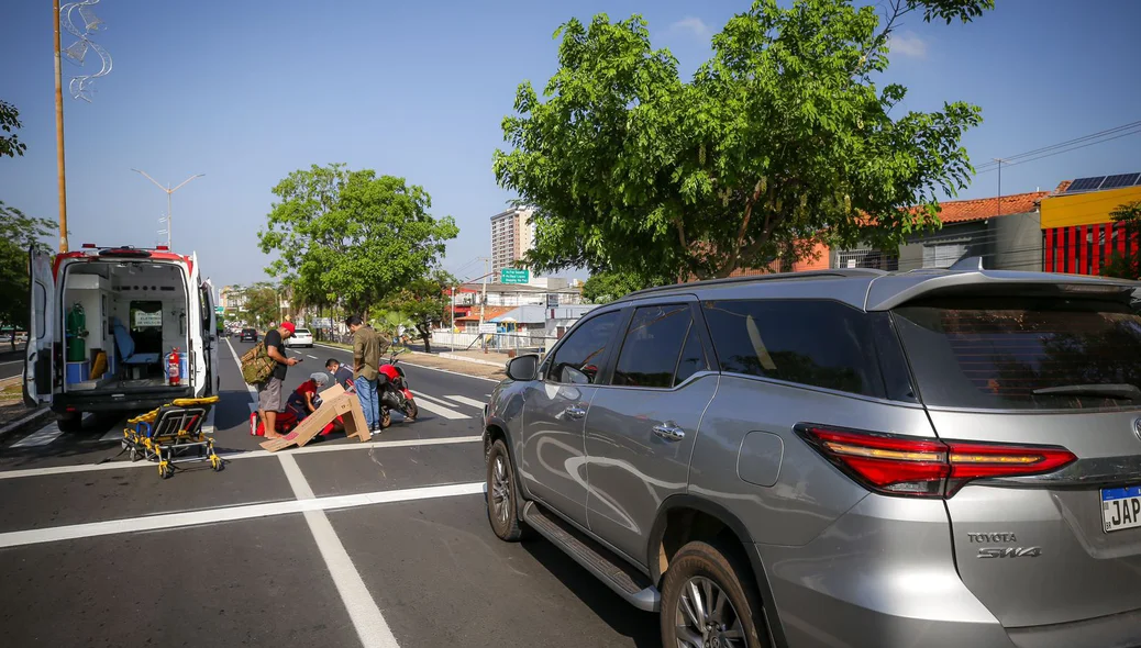 O motociclista estava consciente, mas relatava fortes dores, especialmente na perna.