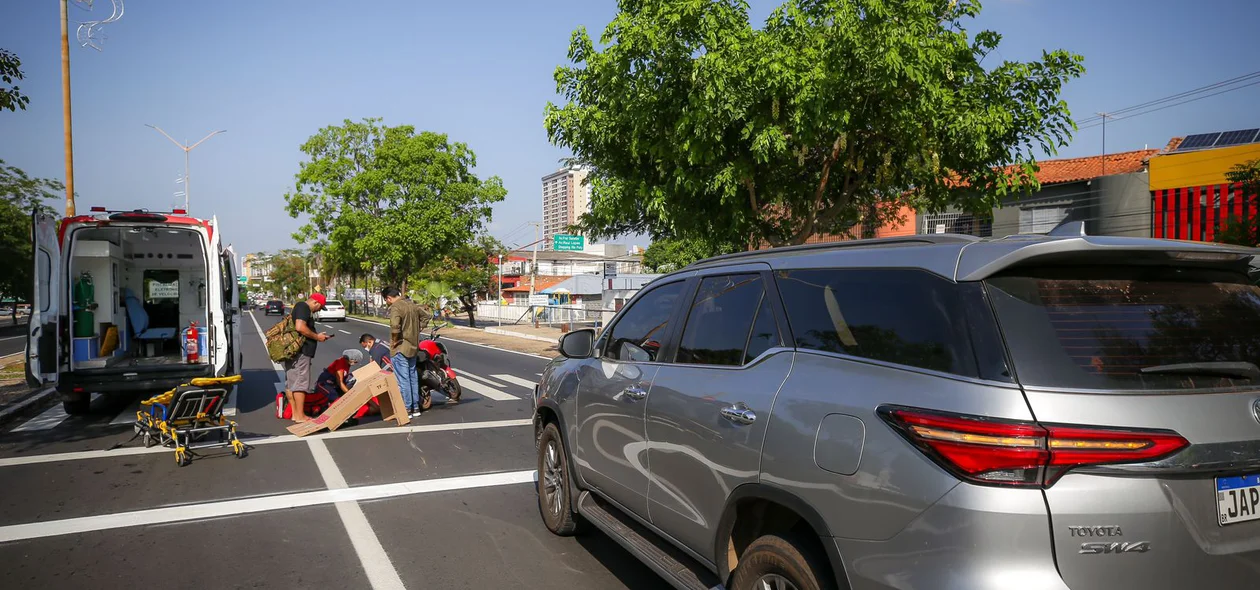 O motociclista estava consciente, mas relatava fortes dores, especialmente na perna.