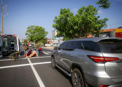 O motociclista estava consciente, mas relatava fortes dores, especialmente na perna.