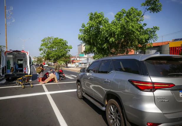 O motociclista estava consciente, mas relatava fortes dores, especialmente na perna.