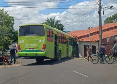 Ônibus do Consórcio Poty bateu contra muro de casa na zona norte de Teresina