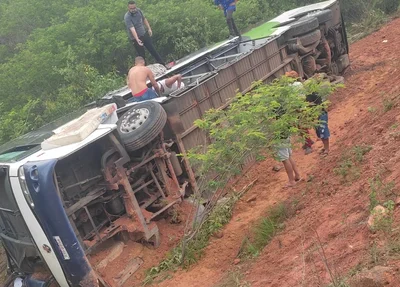 Ônibus virou na BR 135 no Sul do Piauí