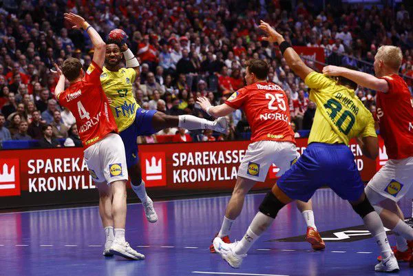 Panda contra a defesa dinamarquesa no Mundial masculino de handebol