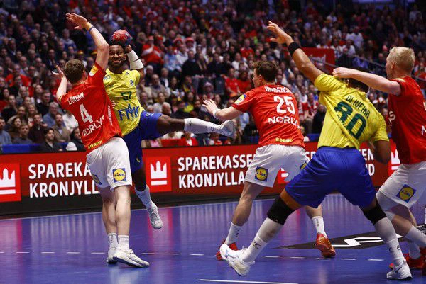 Panda contra a defesa dinamarquesa no Mundial masculino de handebol
