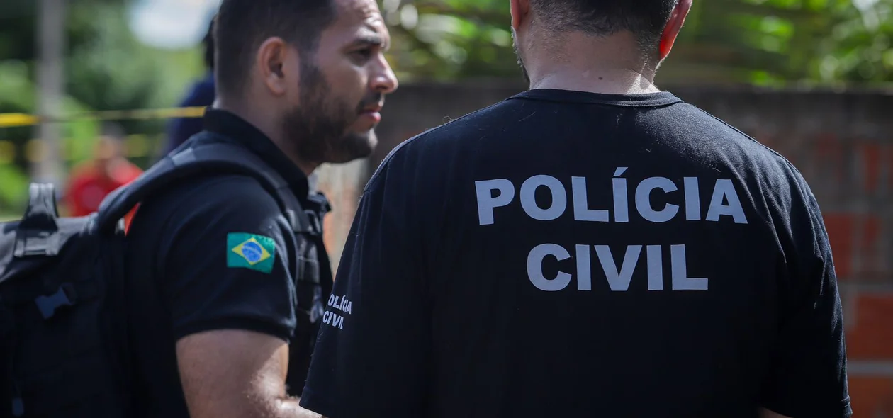 Policiais civis no local