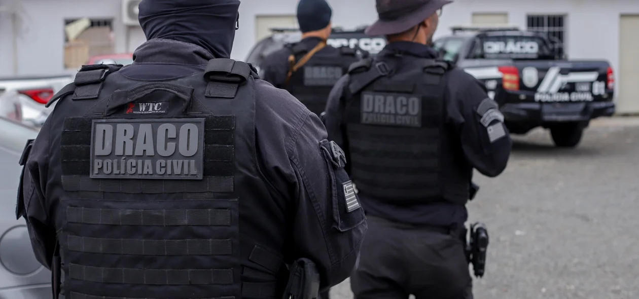 Policiais do DRACO durante operação