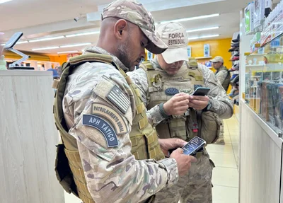 Policiais durante diligências da Operação Interditados