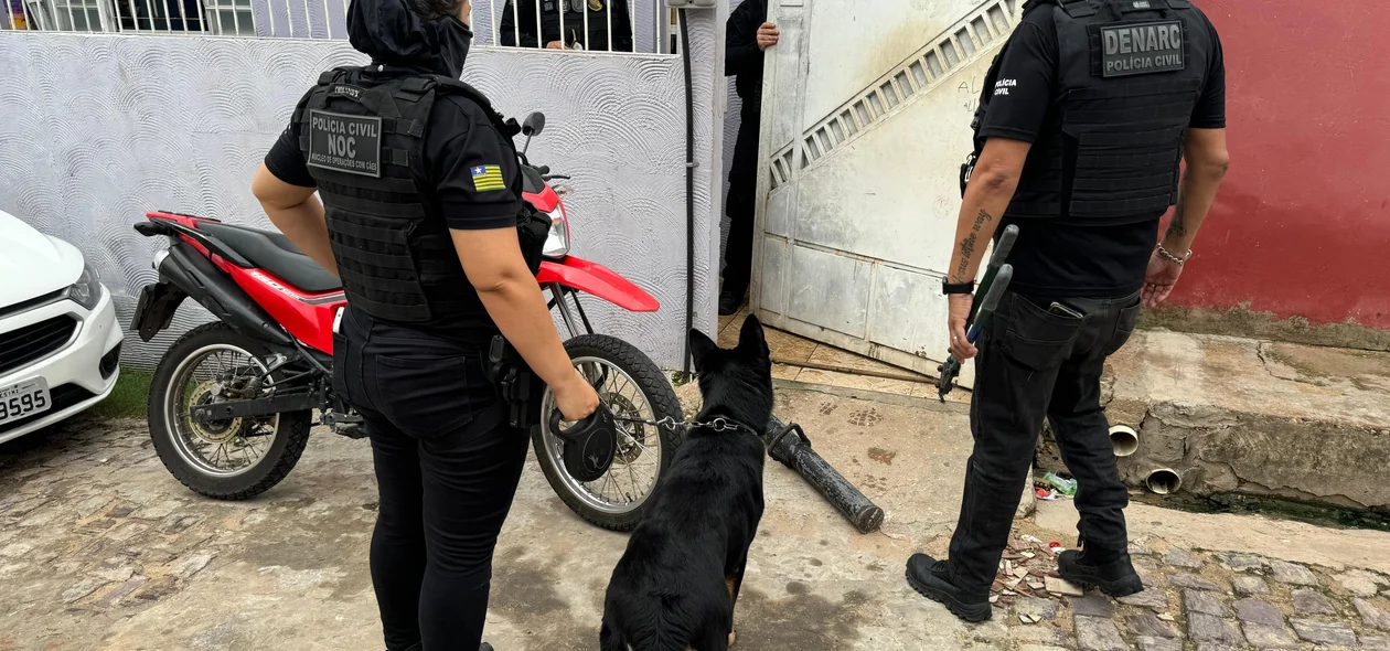 Policiais e cão farejador