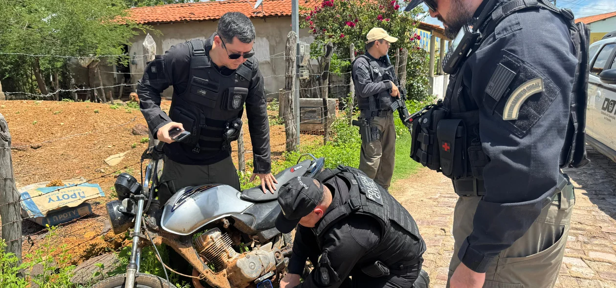 Policiais realizando vistorias em motos