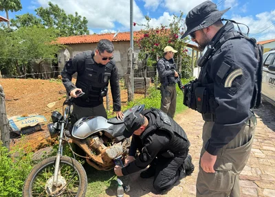 Policiais realizando vistorias em motos