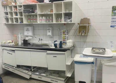 Sala com armários quebrados