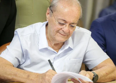 Sílvio Mendes assina documento para iniciar estudos sobre implementação de transporte elétrico em Teresina