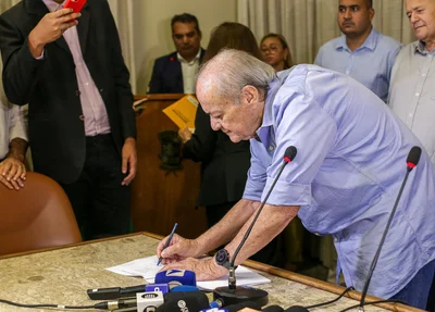 Sílvio Mendes assinando convocação