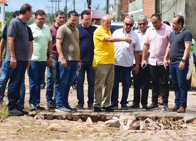 Sílvio Mendes durante visita a bairros afetados pelas fortes chuvas em Teresina