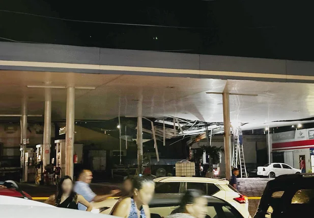 Teto de posto de combustíveis desabou