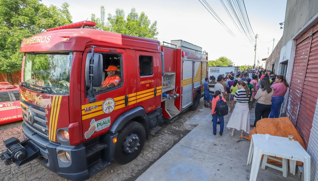 Viatura do Corpo de Bombeiros na frente da residência