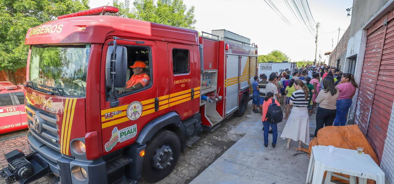 Viatura do Corpo de Bombeiros na frente da residência