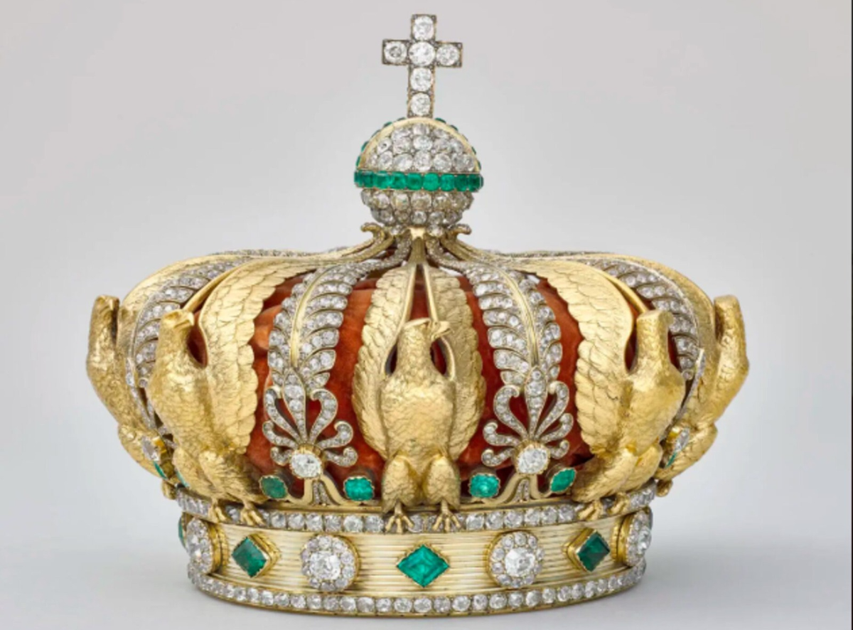 A coroa da imperatriz Eugênia é uma das peças roubadas do Museu do Louvre