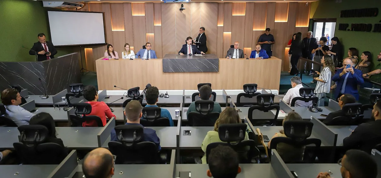 A Nomeação dos aprovados ocorreu no plenarinho da ALEPI