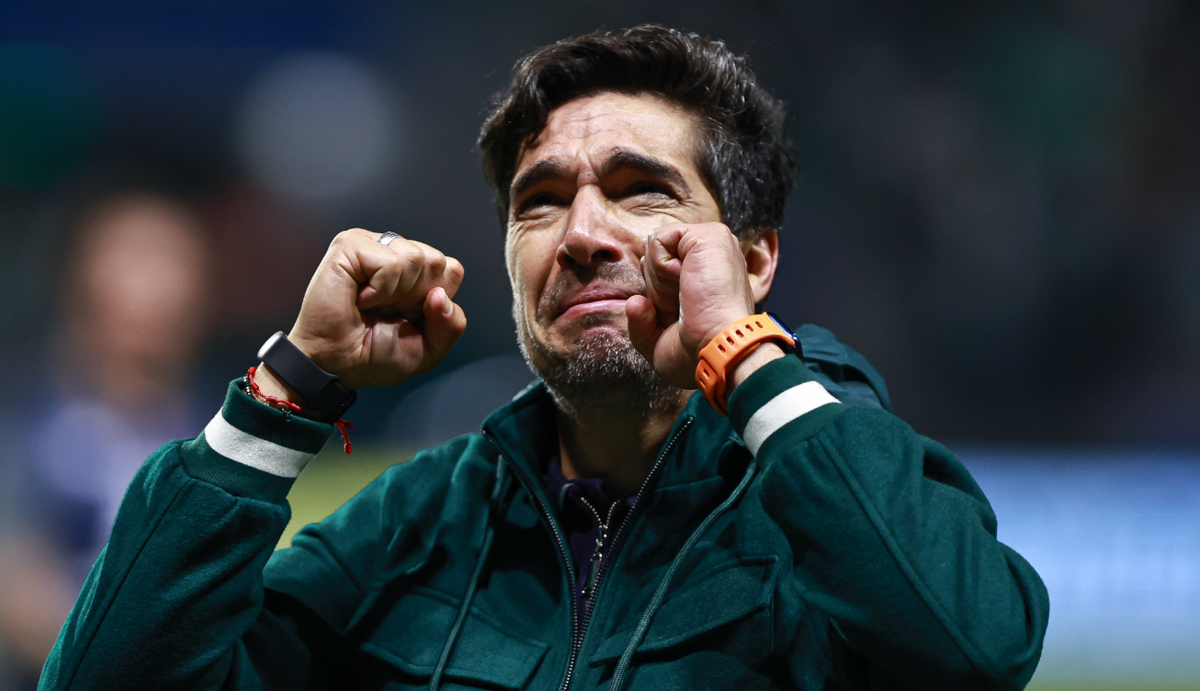 Abel Ferreira chora no gramado após virada histórica do Palmeiras